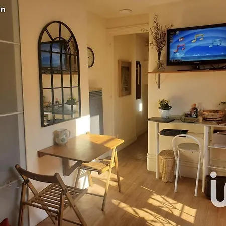 Appartement Charming In Paris-montmartre