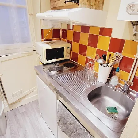 Charming In Paris-montmartre Париж